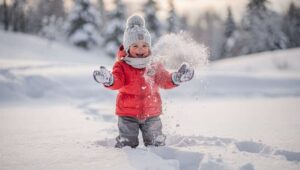 Jak wychować dziecko odporne na zimno? Eksperci wskazują naturalny mechanizm